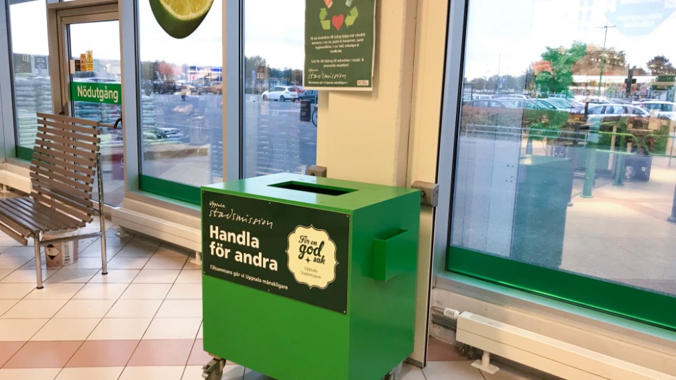 Upp mot 100 kilo livsmedel samlas varje vecka in till utsatta genom de tre gröna lådor som finns utplacerade på tre stormarknader i Uppsala. Initiativet går under namnet ”Handla för andra”.