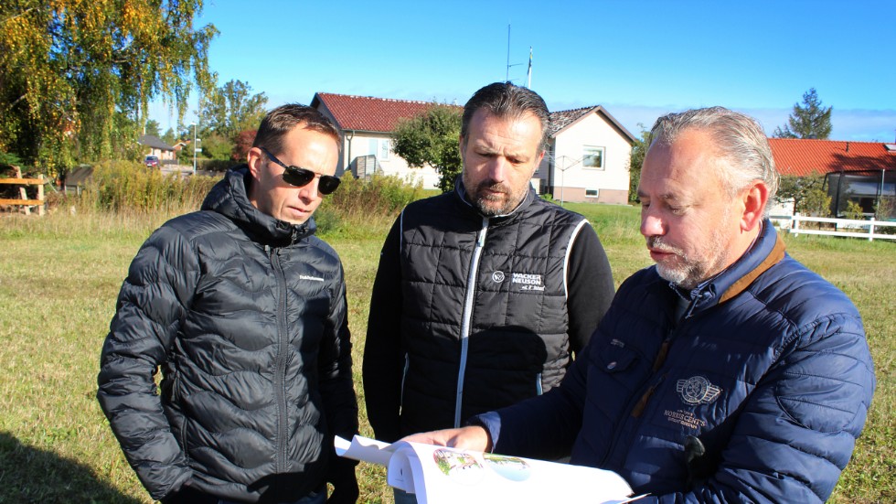Henrik Krantz på Limark AB, markägaren Jimmie Johansson och Magnus Johansson på Obos Kärnhem har stora planer för Skeda udde. 700 bostäder vill de bygga i en halvcirkel runt samhället.