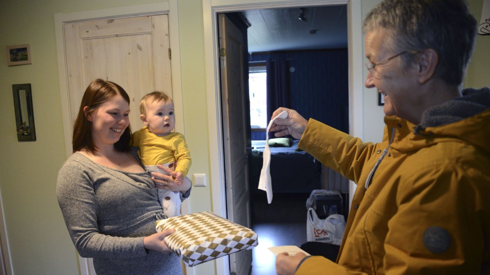 "Välkommen till Arjeplog!" Kommunalrådet Britta Flinkfeldt (S) åkte på torsdagen runt i Arjeplog och överraskade småbarnsföräldrar.