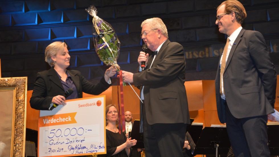 I samband med konserten delades Crusellstipendiet ut.  Gudrun Dahlkvist, dirigent, tar emot priset från Hans Lundgren och Staffan Mårtensson, representanter för Musik i Linköping.   