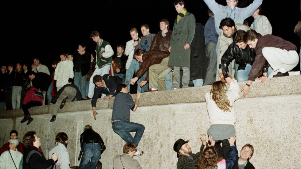 Berlin, den 9 november 1989. DDR-regimen ger upp och folket slipper äntligen kommunisttyranniet som fängslat dem bakom muren i decennier. 