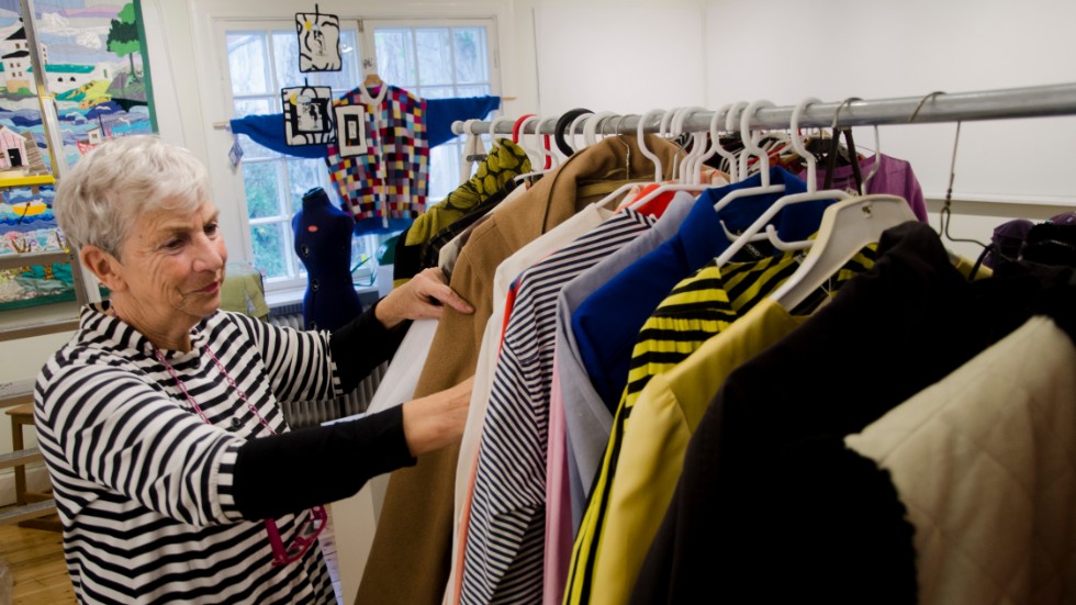I Industrirummet på NK-villan är det just nu fullt med vintagekläder och textilkonst från Ingrid Wahlgrens samling.