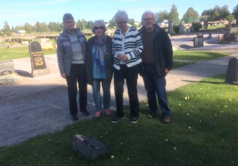 En rundvandring gjordes på kyrkogården för att se på släktingars gravstenar. Från vänster Birgit Grönlund, Helen Cramond, Gunnel Edin och Richard Cramond.