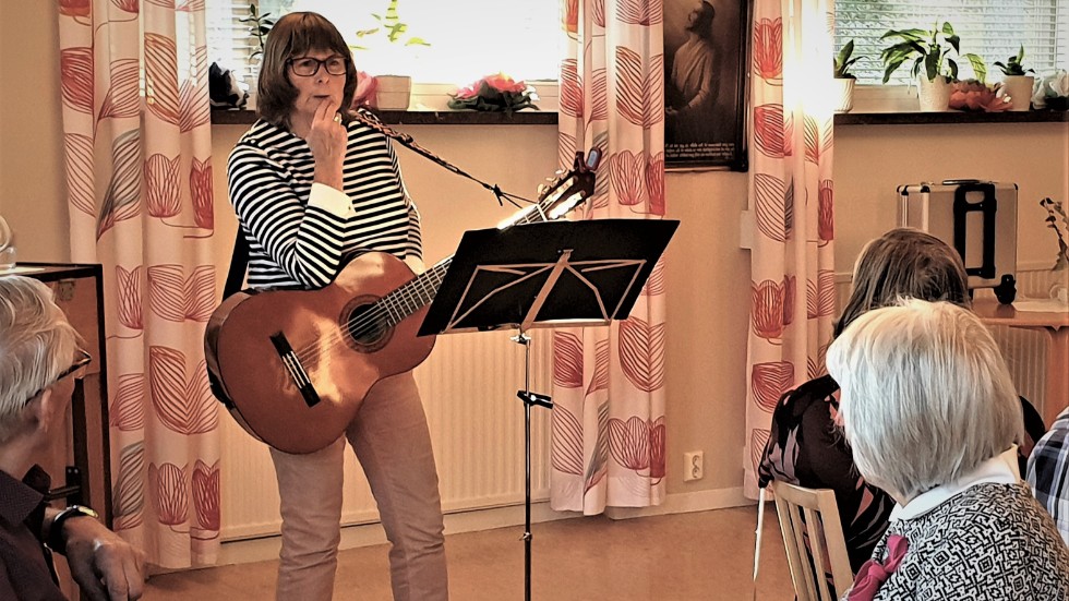 Ann Såthe sjöng till gitarr om kärlekshistorier i olika former, roliga och tänkvärda, med trevligt berättande till. 