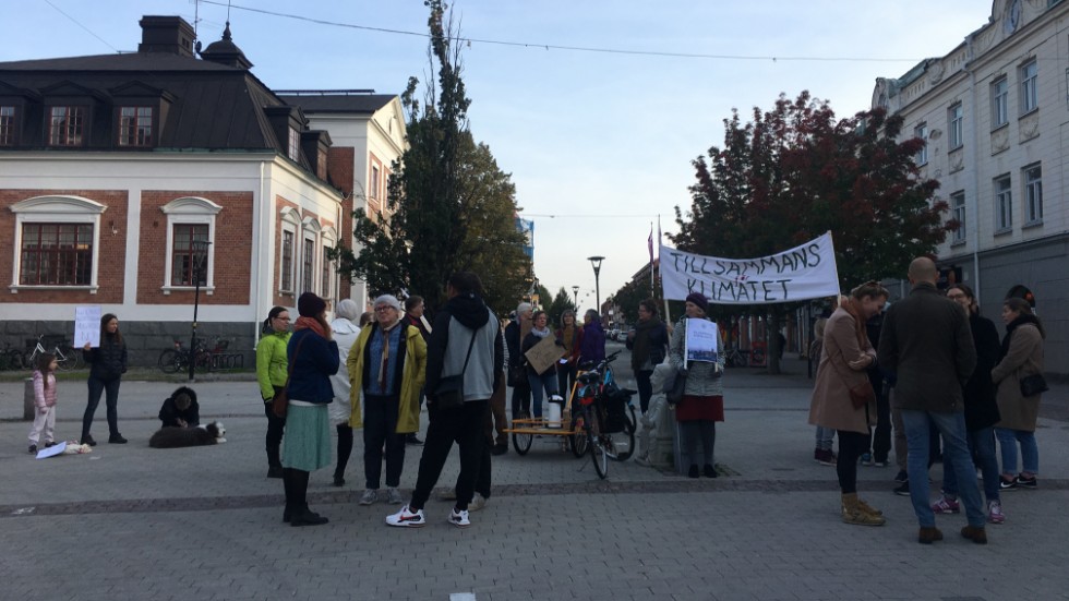 Vid 16-tiden hade det anlänt lite mer folk till Gyllenhjelmstorget.