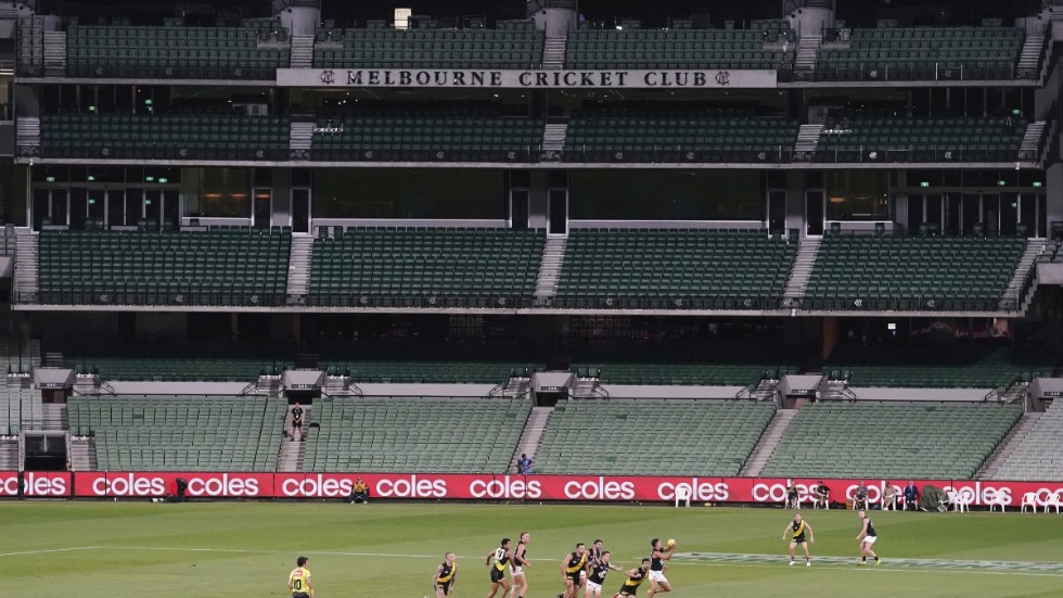 AFL-lagen Richmond och Carlton spelar inför tomma läktare på Melbourne Cricket Ground i mars. Efter första omgången ställdes spelet in, men om en knapp månad ska AFL dra igång igen.