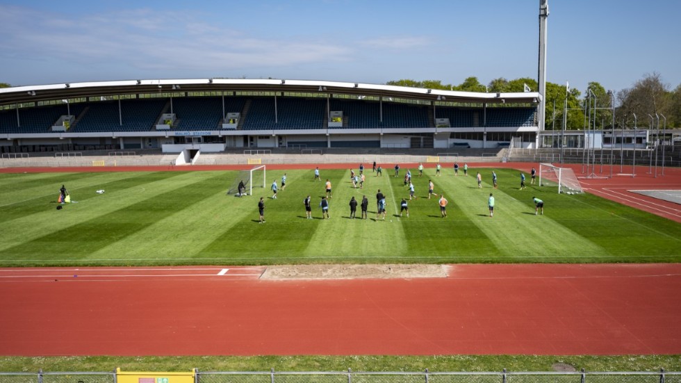 Malmö FF hade sin första delvis öppna träning på nästan två månader på fredagen.