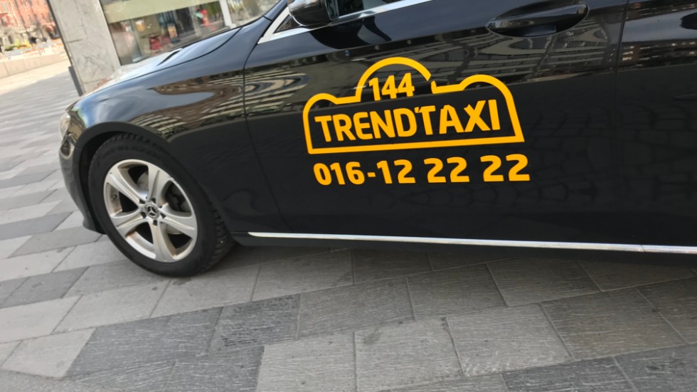 AB Trendtaxi, som har skött bland annat färdtjänst och sjukresor åt Region Sörmland, har blivit av med sitt trafiktillstånd på grund av att bolagets vd dömts för brott.