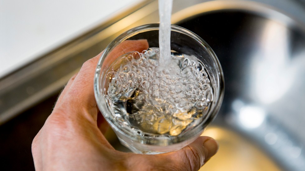 En kanna med vatten i kylskåpet, så behöver man inte spola en massa för att få kallt dricksvatten. Ett tips som gör skillnad i längden.
