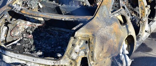 Fem personbilar förstörda i brand