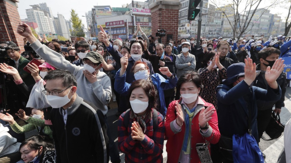 Människor som samlats för att lyssna på Lee Nak-yon, från regerande Demokratiska partiet, bär munskydd för att minska risken för smittspridning. För första gången ställer i år ett feministiskt parti upp i Sydkoreas parlamentsval.