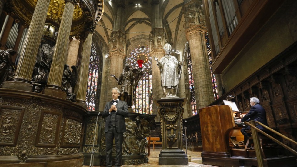 Andrea Bocelli sjöng i den tomma katedralen Duomo di Milano på påskdagen.