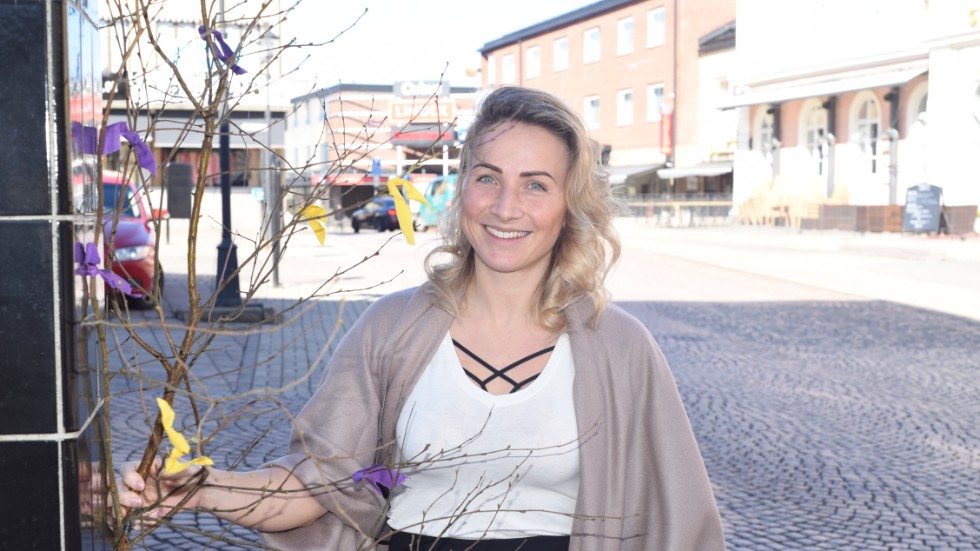 Anna Pettersson på Stuneks har varit med och sett till att stan blivit pyntad inför påsken.