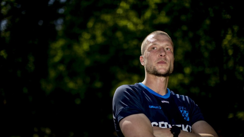 Jakob Johansson har stort tryck på sig inför comebacken i IFK Göteborg. Men efter knäskadorna skyndar han långsamt med sina egna förväntningar. "Får jag vara med på planen och kan börja känna igen mig själv lite där ute, då tror jag att prestationen kommer också", säger han.