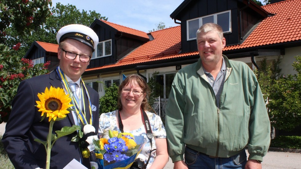 Lukas Karlsson från Vimmerby gratulerades till studenten av mamma Maria och pappa Johan. 