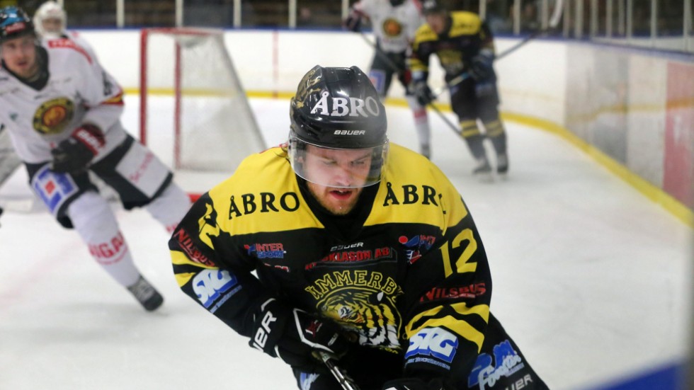 Klar för vidare spel i Hockeyallsvenskan. Sebastian Åkesson kör på ytterligare en säsong i Tingsryd. 