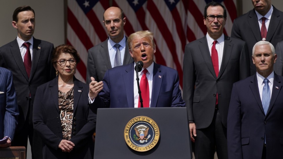 USA:s president Donald Trump håller presskonferens utanför Vita huset efter att oväntat starka jobbsiffror presenterats.
