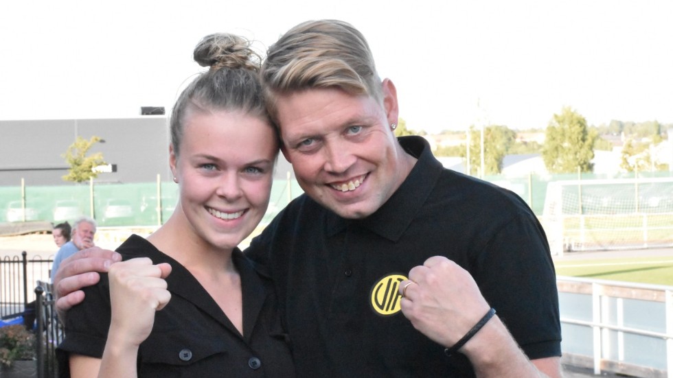 Mikael Rinaldo tillsammans med lagkaptenen för Vimmerby IF, Malin Söderlund.