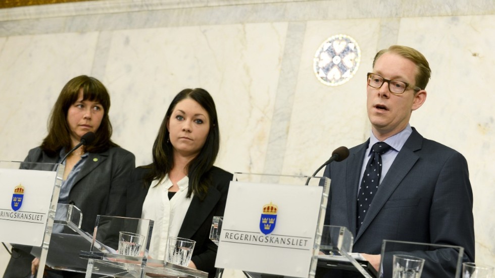 Migrationsminister Tobias Billström (M) presenterar en fördjupad uppgörelse om vård för papperslösa med Åsa Romson (MP), Maria Ferm (MP) och socialminister Göran Hägglund (KD) (ej i bild) i juni 2012.