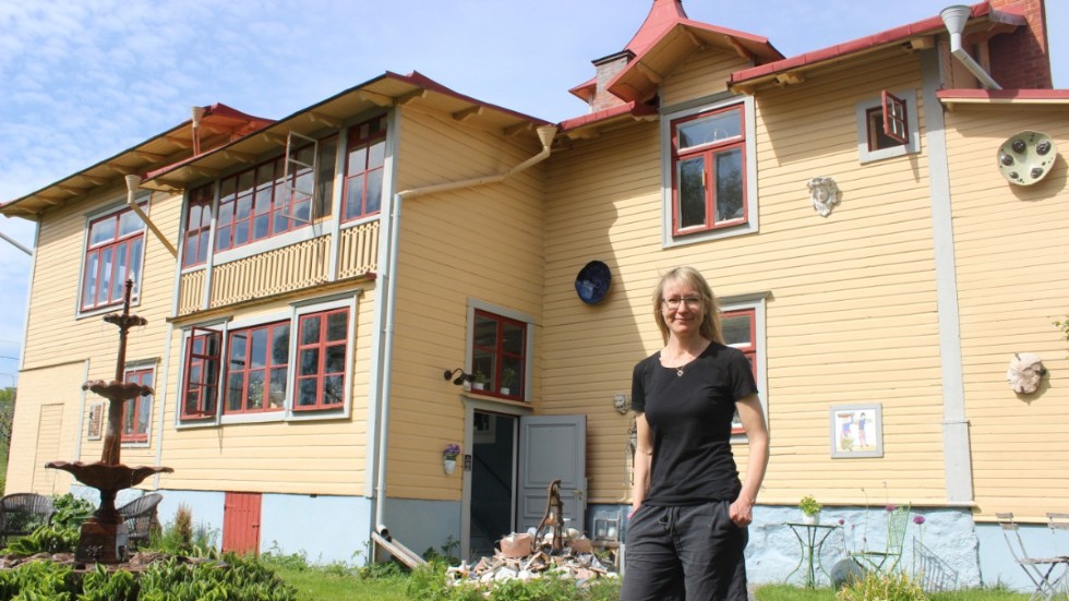 Sedan 1993 har Anneli Stenmark arbetat med krukmakeri och sedan 2000 har hon hållit till i sin nuvarande lokal i Kisa.