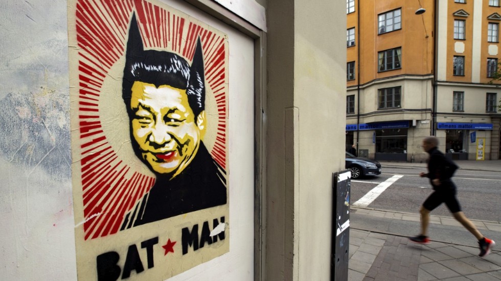Ett av konstnären Irons alster som dök i Stockholm i början av coronakrisen. Teckningen föreställer Kinas president Xi Jinping med fladdermusöron, under står texten "BAT MAN".