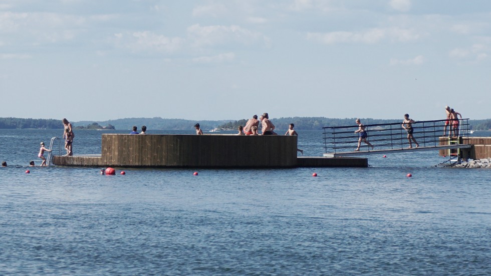 Skribenten önskar sig en sluttande trappa för att lättare kunna ta sig upp ur vattnet vid bad vid Myntbryggan.