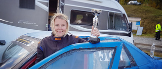 155:e segern för Jennika Jennerfors — efter hård kamp och onödig omkörning mot syrran: ”Gjorde en ytterrökare”