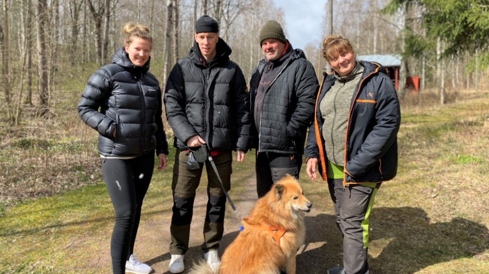 Amanda Frejd, Simon Larsson, Magnus Frejd, Åsa Holm och hunden Rambo från Boxholm besökte Tolvmannabacken i Kisa under påskhelgen. "Vi brukar åka runt till olika naturreservat och motionsspår i Östergötland."
