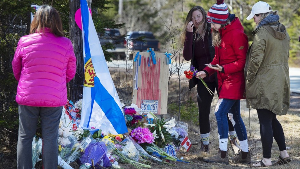 Människor hedrar offren vid en spontan minnesplats i Portapique i Nova Scotia.