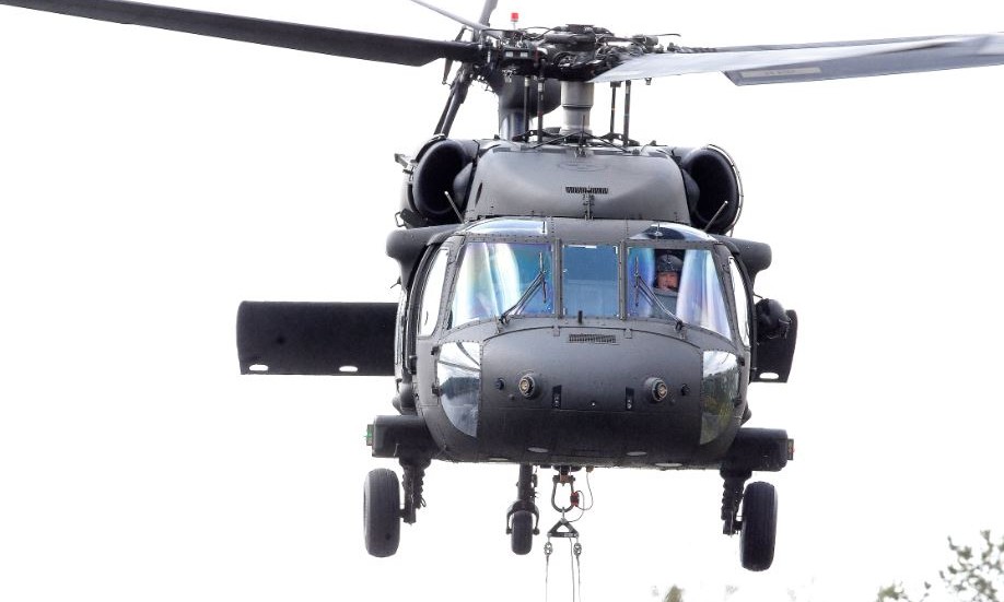 Helikopterflottiljen på Malmen har transporterat en covid-19-patient i en Black Hawk-helikopter. 