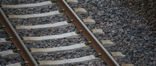 Järnvägsgrus byts ut med jättesug – "Väldigt bullrande"