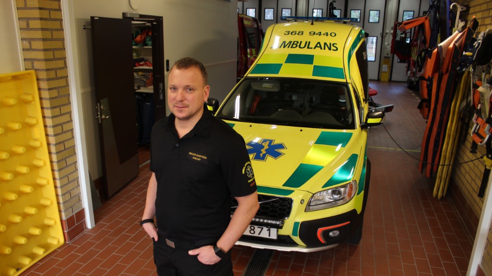 Melker Engström, chef för ambulansverksamheten i Västervik, Vimmerby och Hultsfred är helnöjd med den nya  ambulansstationen i Virserum.