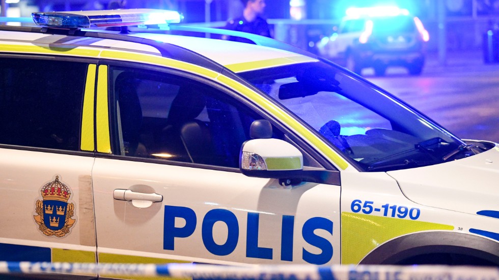 Polis omhändertog i natt en berusad kvinna i centrala Vimmerby. Hon misstänks även för att ha slagit mot en ordningsvakt vid ett nöjesställe, uppger polisen.