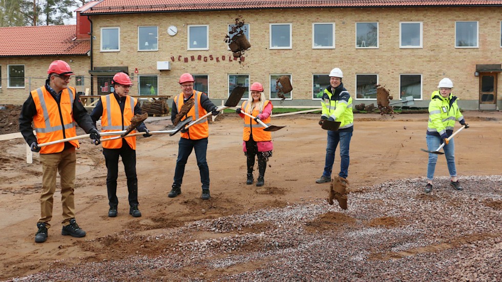 Ett historiskt ögonblick. Ett första spadtag markerar att bygget av ett nytt skolhus i Målilla nu officiellt är i gång. Och det är efterlängtat, både Venhagskolan och förskolan intill är urvuxna.