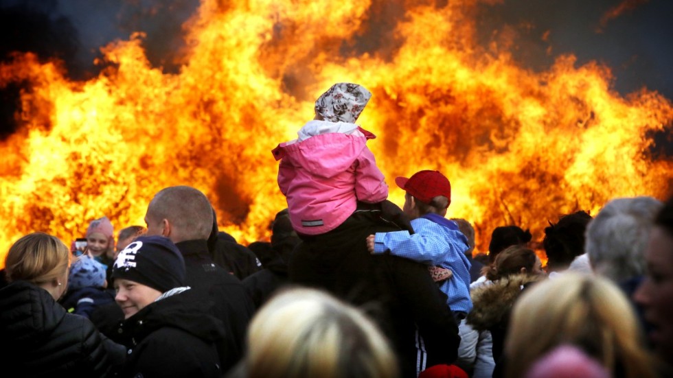 Med en dispens från kommunen går det att elda på Valborg trots nya lagstiftningen. Bilden är från ett tidigare firande i Vilsta i Eskilstuna.