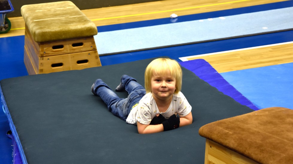 Eddi Funck, 3, gjorde av med lite överskottsenergi på en av mattorna i Luleå Energi arena.