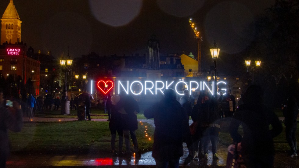 Årets festival är betydligt mer lokal. Kreatörer, konstnärer, fastighetsägare, föreningar och näringsliv med Norrköping som bas har fått ta större plats.