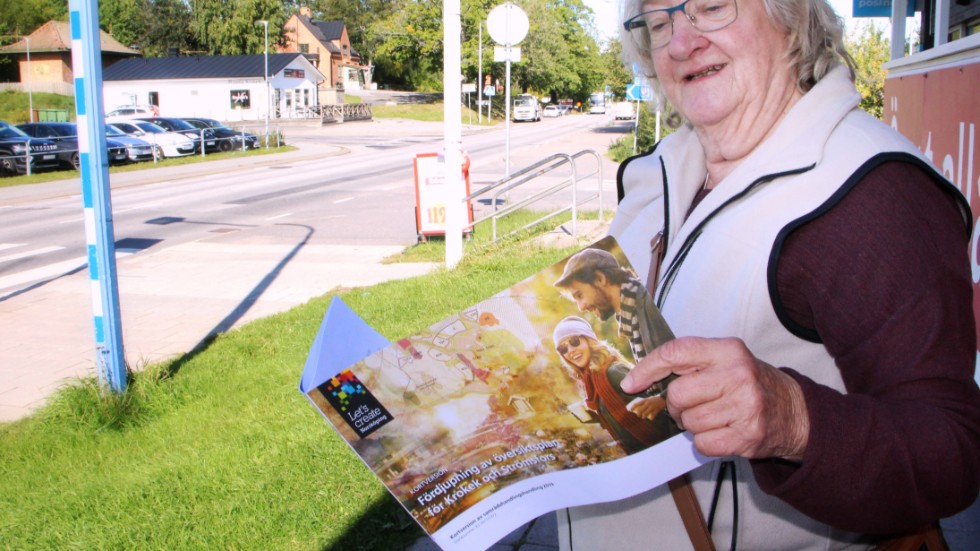 Solvieg Woss tittar i kortversionen av den fördjupade översiktsplanen som Norrköpings kommun skickat ut till alla boende i Krokek och Strömsfors. Hon tycker att det borde byggas fler flerfamiljshus i Krokek.