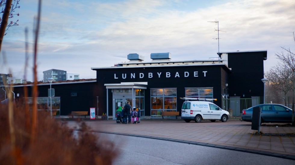 Kortare öppettider och längre uppehåll på sommaren blir verklighet på Lundbybadet från den 1 januari.
