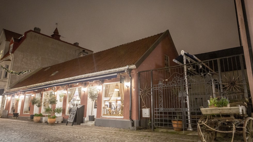 På den del av fastigheten som ligger mot Adelsgatan i Visby ligger Restaurang Meza. Men fastigheten sträcker sig en bra bit in från Adelsgatan.