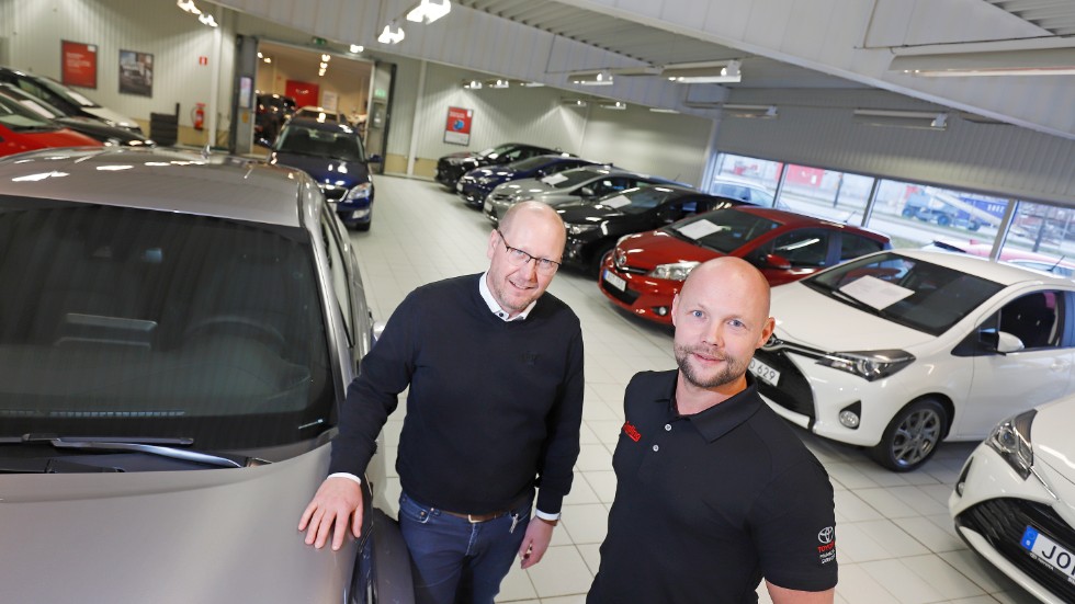 Leif Palmqvist och Jonas Simling på Simling bil i Strängnäs säljer Kia och Toyota, två bilmärken som har både laddhybrider och fordon med eldrift i modellprogrammet.
