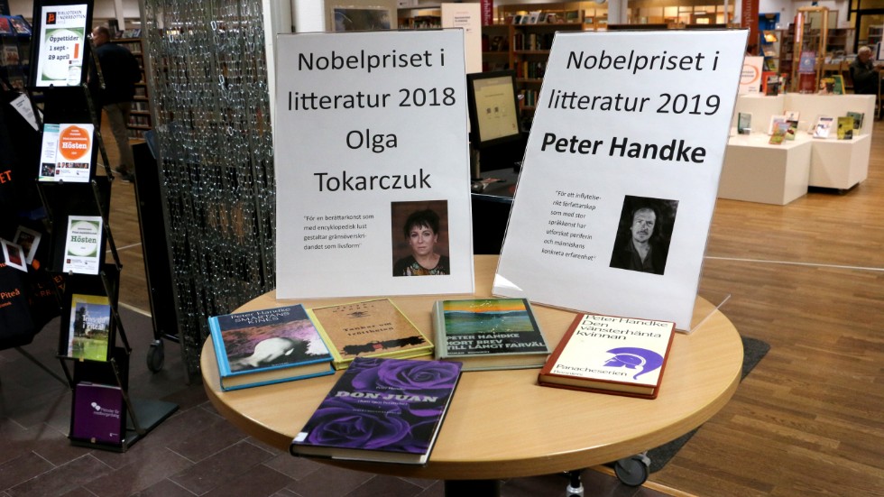 Årets Nobelpristagare i litteratur är Peter Handke. Piteå stadsbibliotek la fram hans böcker så snart priset tillkännagavs. De hade tyvärr inte några böcker inne av 2018 års vinnare, Olga Tokarczuk.