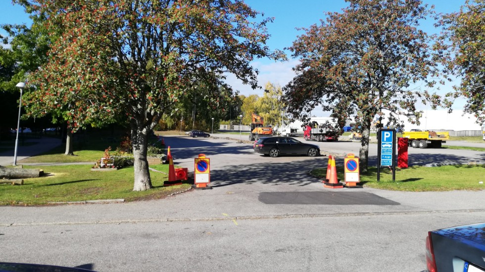 Nyköpingshem har stängt av två stora parkeringar vilket ställer till problem för dem som bor där.