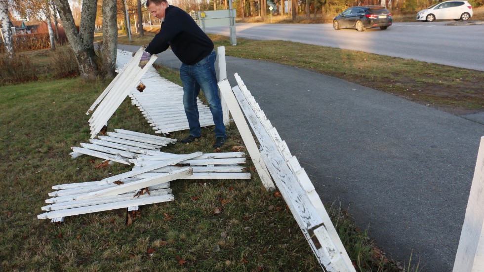 Christian Oscarsson på Pukstigen är en av de fastighetsägare som fick sitt staket nedrivet natten till tisdagen. "Sådant här ska bara inte få förekomma", säger han. "I och med att fler drabbats tar jag det i alla fall inte personligt".