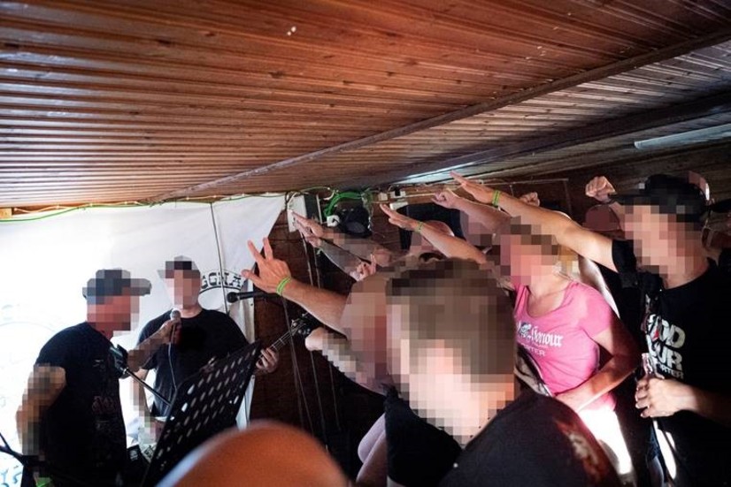 Tidningen Expos medarbetare såg flera personer göra nazisthälsningar under Kuggnäsfestivalen.
