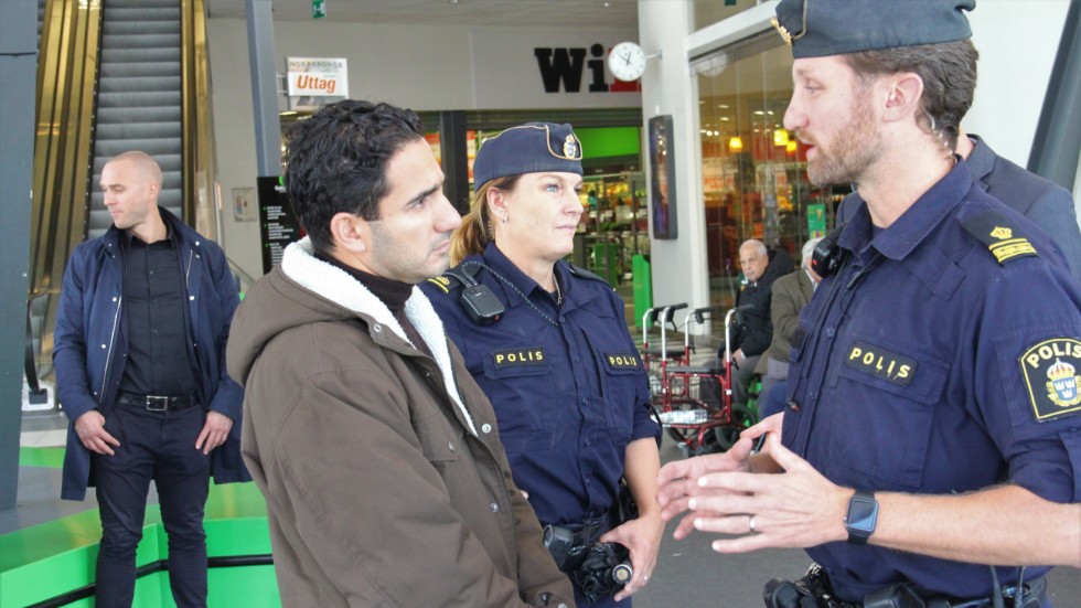 Civilminister Ardalan Shekarabi (S) gick en rundvandring i Gottsunda centrum och pratade med polisen Martin Gunér.