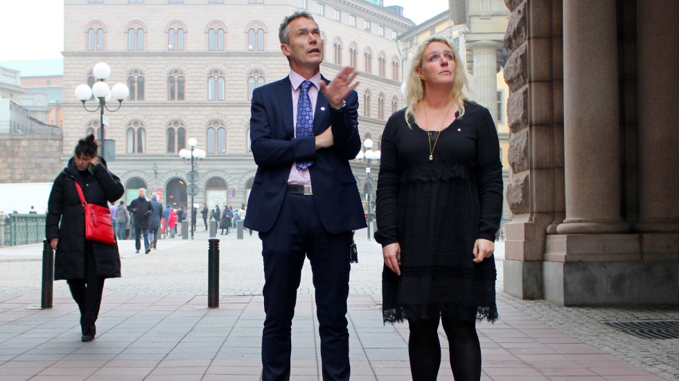 Lars Thomsson (C) och Hanna Westerén utanför Riksdagshuset i Stockholm. 