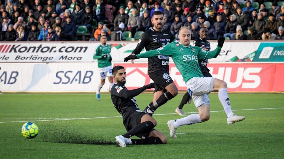 Västerås mittback Sean Sabetkar (till vänster) i närkamp med Brages målspruta Anton Lundin. 