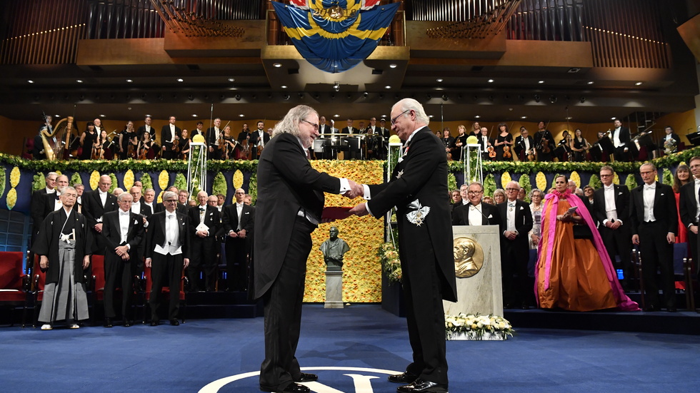 James P Allison tar emot Nobelpriset i fysiologi eller medicin av kung Carl XVI Gustaf vid fjolårets utdelning av Nobelprisen i Konserthuset i Stockholm.