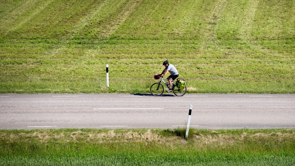 Att cykla på landsvägen är inte helt säkert. Förslagsskrivaren föreslår en cykelväg till Björnlunda i stället. 